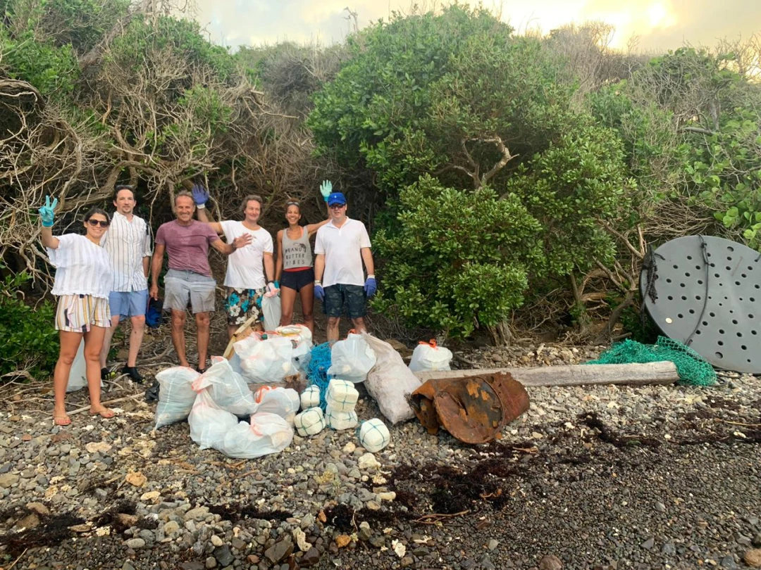 /assets/journal/combating-marine-debris/beach-cleanup-17-06-03.jpeg